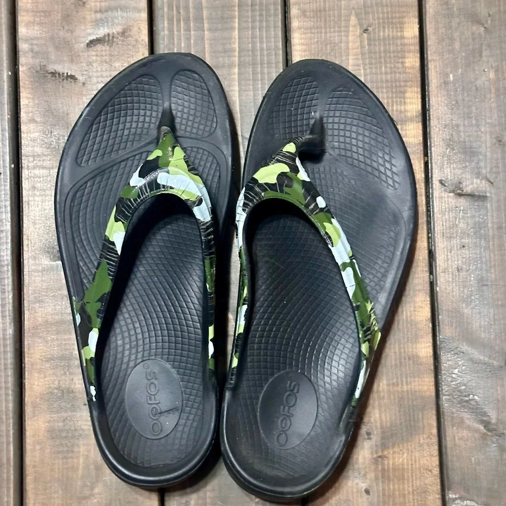 OOFOS Camo Green and Black Sandals - Picture 1 of 4
